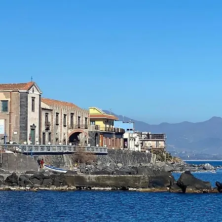 Charming Beachfront Retreat *