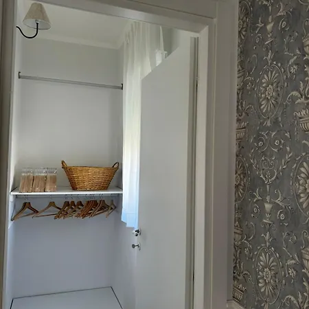 Charming Beachfront Retreat *