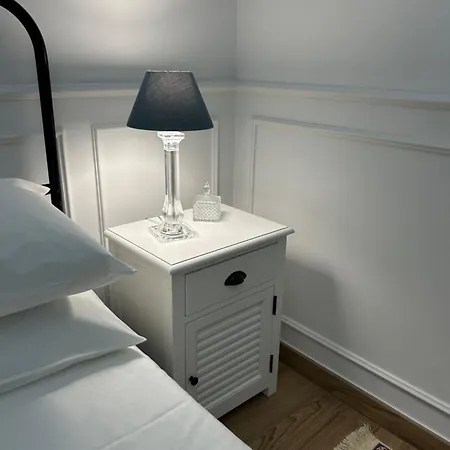 Charming Beachfront Retreat *