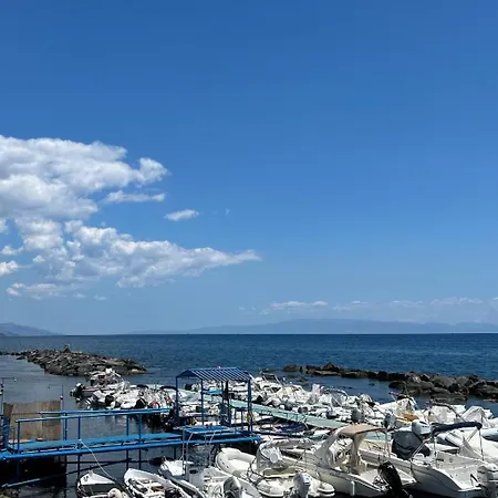 Charming Beachfront Retreat *