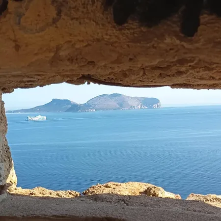 Charming Beachfront Retreat *