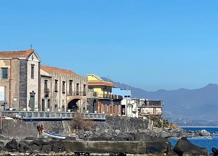 Charming Beachfront Retreat *