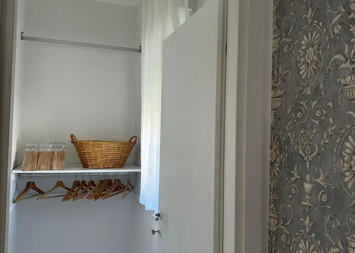 Charming Beachfront Retreat *