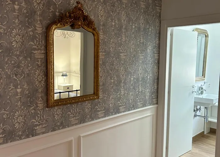 Charming Beachfront Retreat *