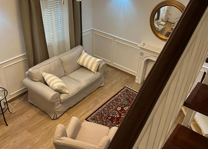 Charming Beachfront Retreat *