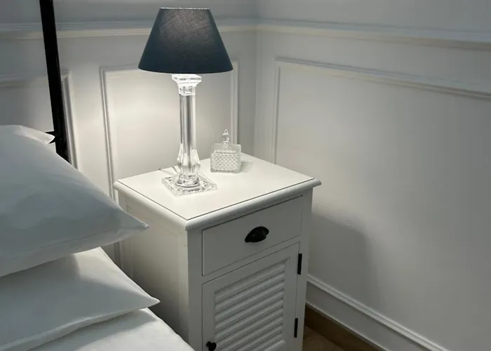 Charming Beachfront Retreat *