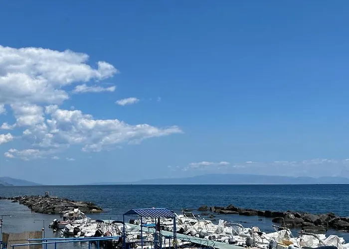 Charming Beachfront Retreat *